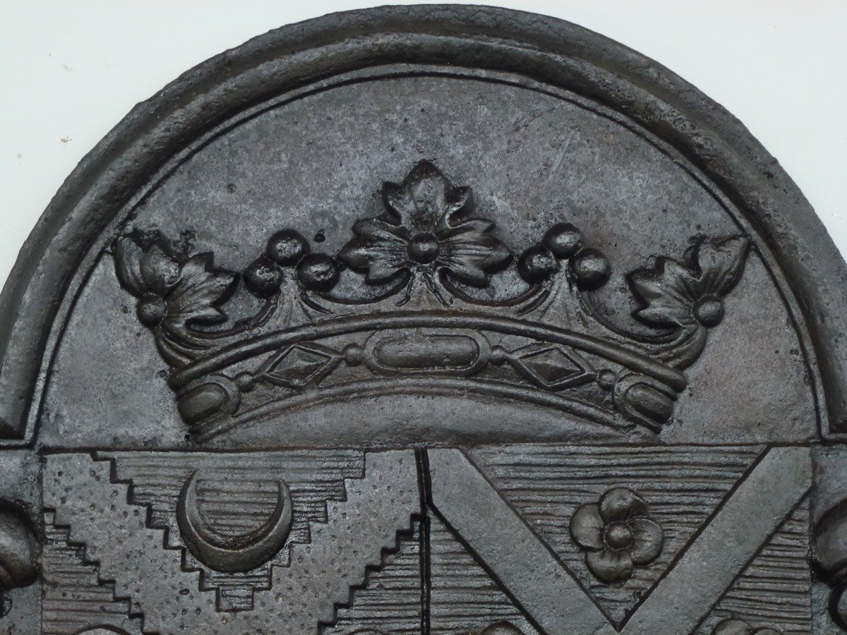 Plaque de cheminée aux armes d’alliance de Thomas de Choisy et de Jeanne Brethe (88x102 cm)-photo-3