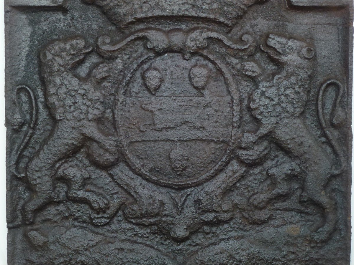 Plaque de cheminée aux armes de la famille De La Chasseigne (80x68 cm)-photo-2