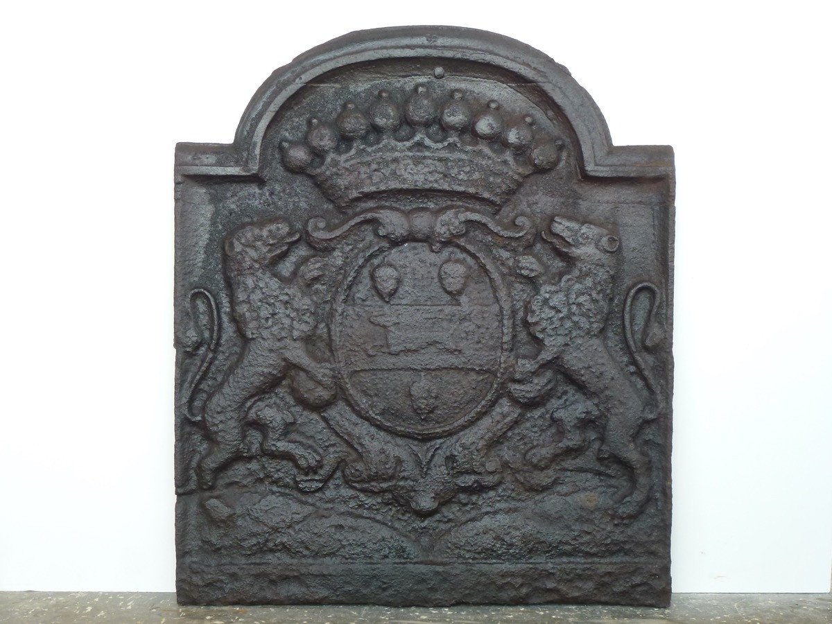 Plaque de cheminée aux armes de la famille De La Chasseigne (80x68 cm)