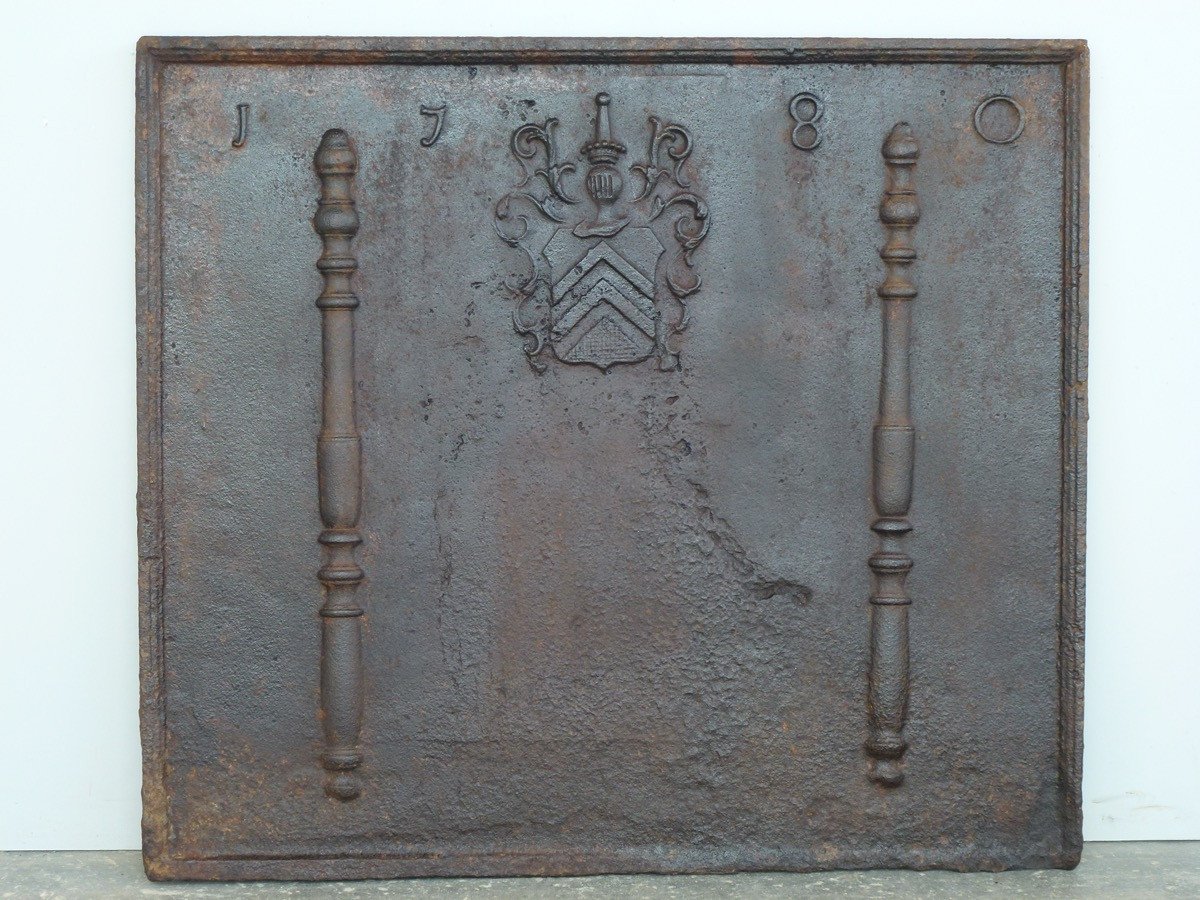 Plaque de cheminée datée 1780 aux armes d'Affry (81x71 cm)