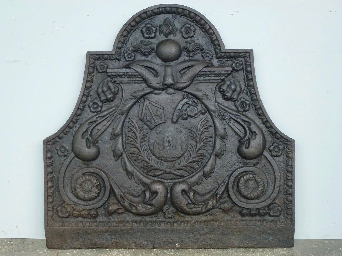 Plaque de cheminée aux armoiries de l’abbaye des trois fontaines (97x101 cm)