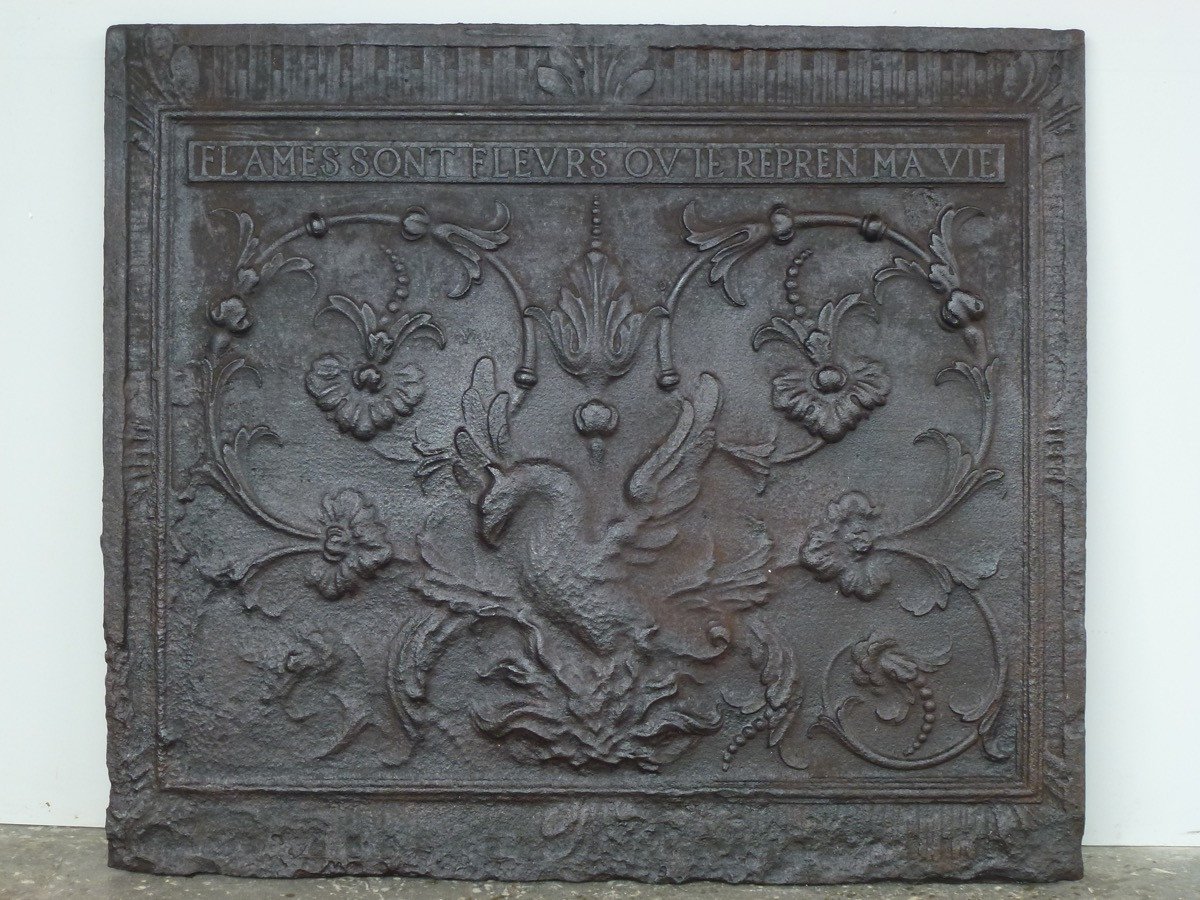 Plaque de cheminée au décor de phoenix fondue au XVIIéme siècle (97x85 cm)