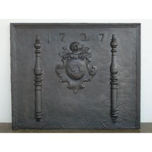 Plaque de cheminée datée 1727  aux armes de la famille De Bonnay (89x70 cm)