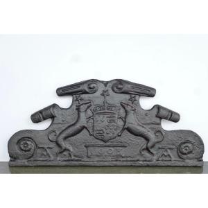 Plaque de cheminée aux armes de Louis XII datée 1608 (108x49 cm)