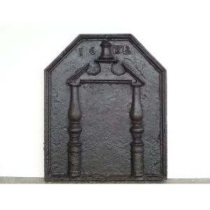 Plaque de cheminée franc-comtoise au temple - XVIIe S. 1682