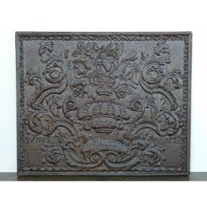 Plaque de cheminée au vase à anses dressé sur un piédouche XVIIIè S. (92x76 cm)
