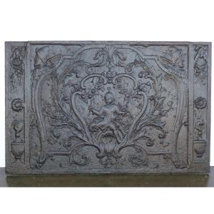 Importante plaque de cheminée allégorie de la fausse rumeur étouffée (120x83 cm)