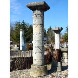 Colonne en pierre datant du XVIIème S.
