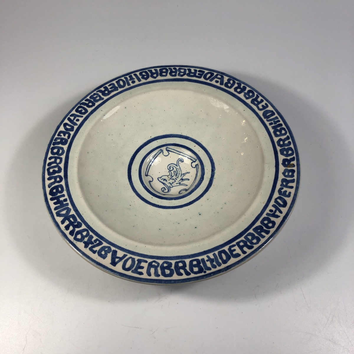 Emile Balon Blois plat sur talon "au dauphin" faïence signée Art Déco