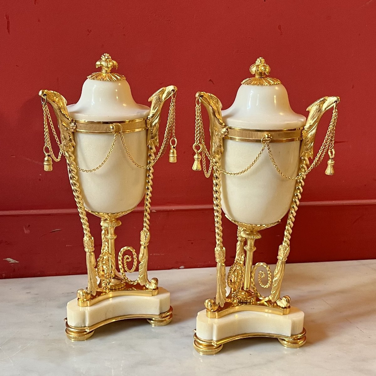 Paire de cassolettes Louis XVI aux têtes d'aigles-photo-2