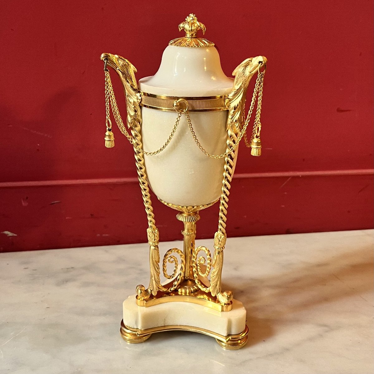 Paire de cassolettes Louis XVI aux têtes d'aigles-photo-3