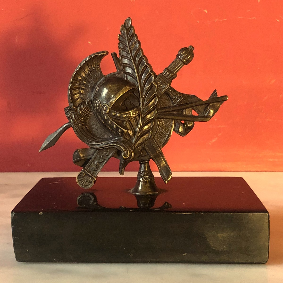 Presse papier au trophée d'armes, vers 1830