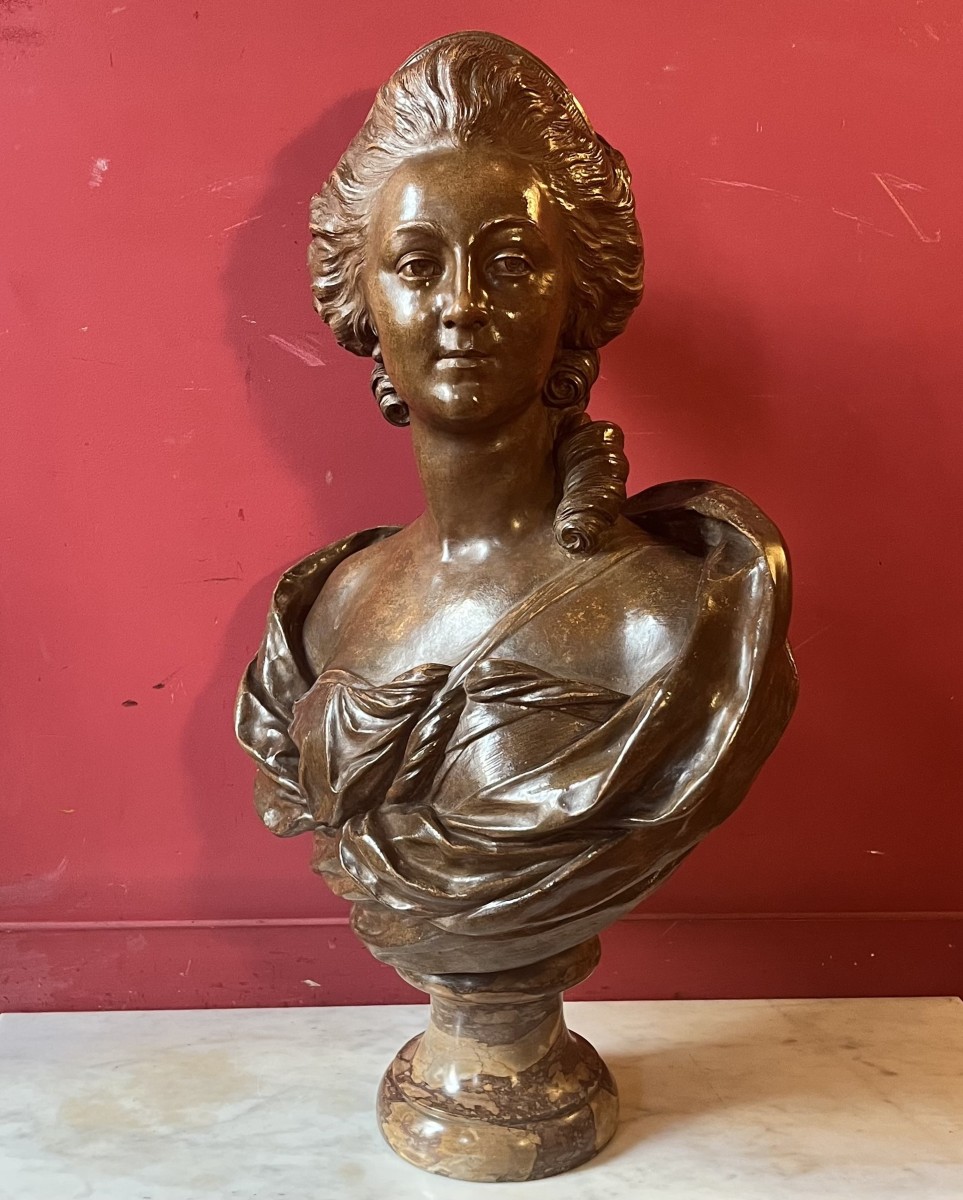 Important buste de jeune femme en terre cuite