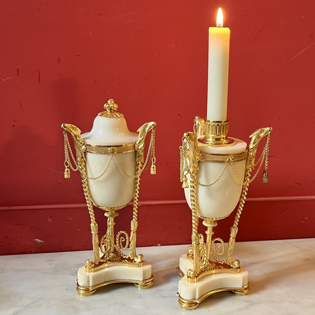 Paire de cassolettes Louis XVI aux têtes d'aigles