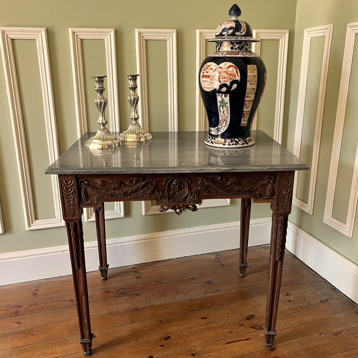 Table de milieu sculptée, fin du XVIIIème siècle
