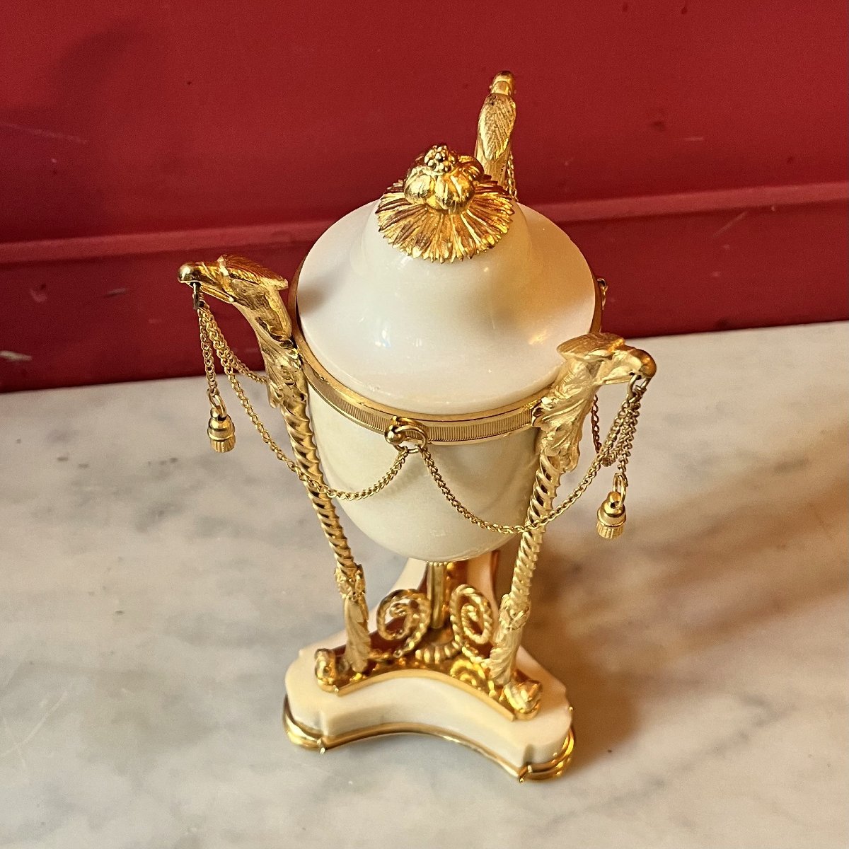 Paire de cassolettes Louis XVI aux têtes d'aigles-photo-2