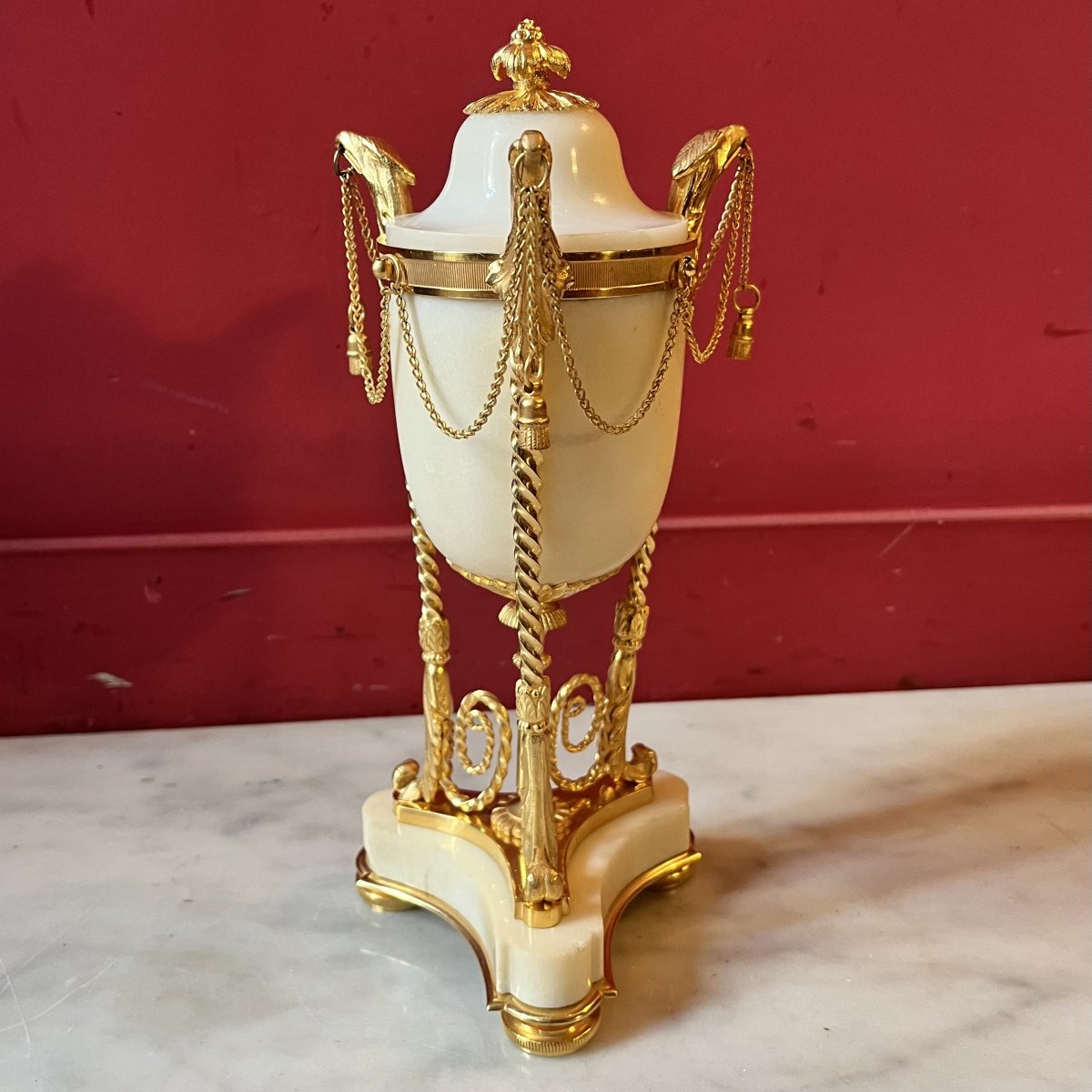 Paire de cassolettes Louis XVI aux têtes d'aigles-photo-3