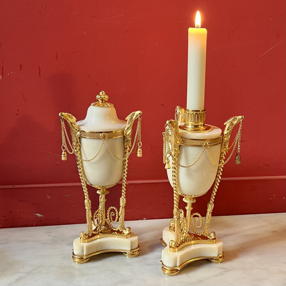 Paire de cassolettes Louis XVI aux têtes d'aigles