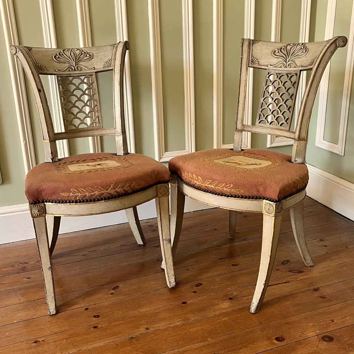 Rare paire de chaises à l'étrusque, époque Directoire