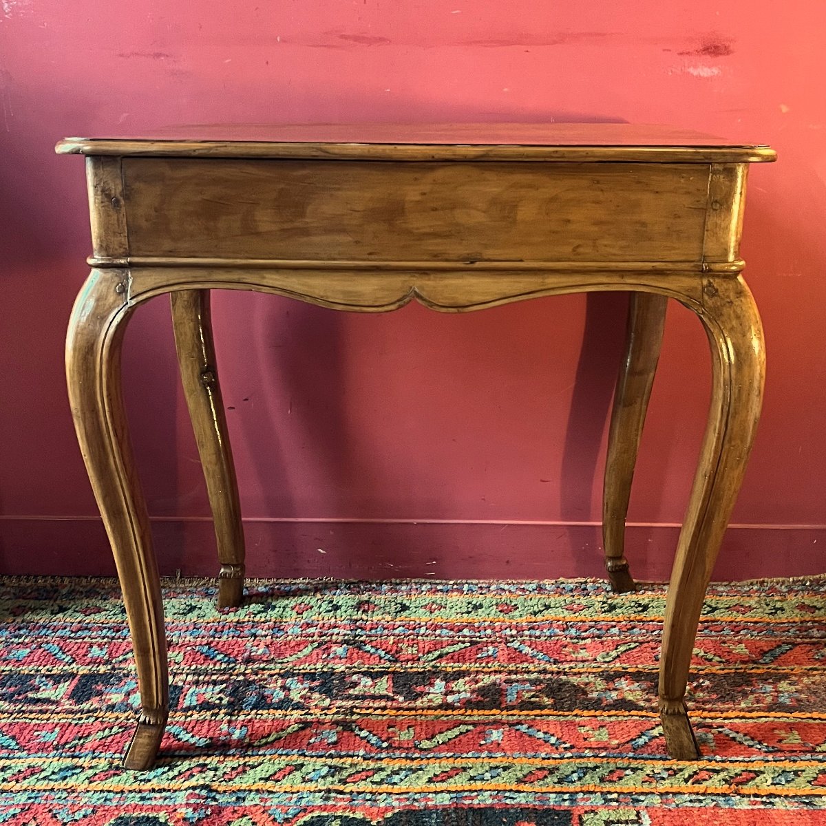 Table de milieu en noyer, époque Régence