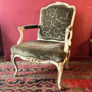 Large fauteuil sculpté, époque Louis XV