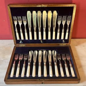 Mother-of-pearl Fish Cutlery, England, 19th Century