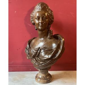 Important buste de jeune femme en terre cuite
