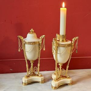 Paire de cassolettes Louis XVI aux têtes d'aigles