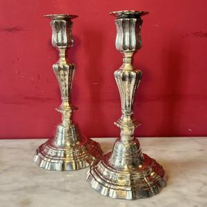 Paire de bougeoirs guillochés, époque Louis XV