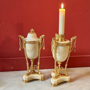Paire de cassolettes Louis XVI aux têtes d'aigles