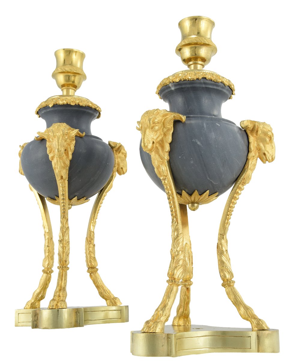 Paire de vases bougeoirs à tête de béliers