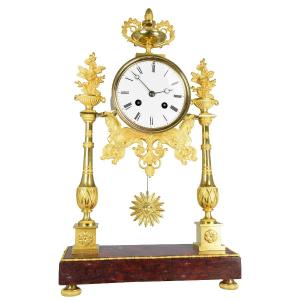Pendule portique en bronze doré au mercure et marbre