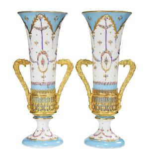 Paire de vases "cornet" en porcelaine de paris XIXème