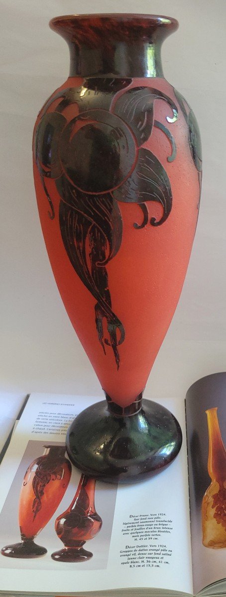  grand Vase  Modèle "Prunes" Le Verre  Français  (charles Schneider) Vers 1920