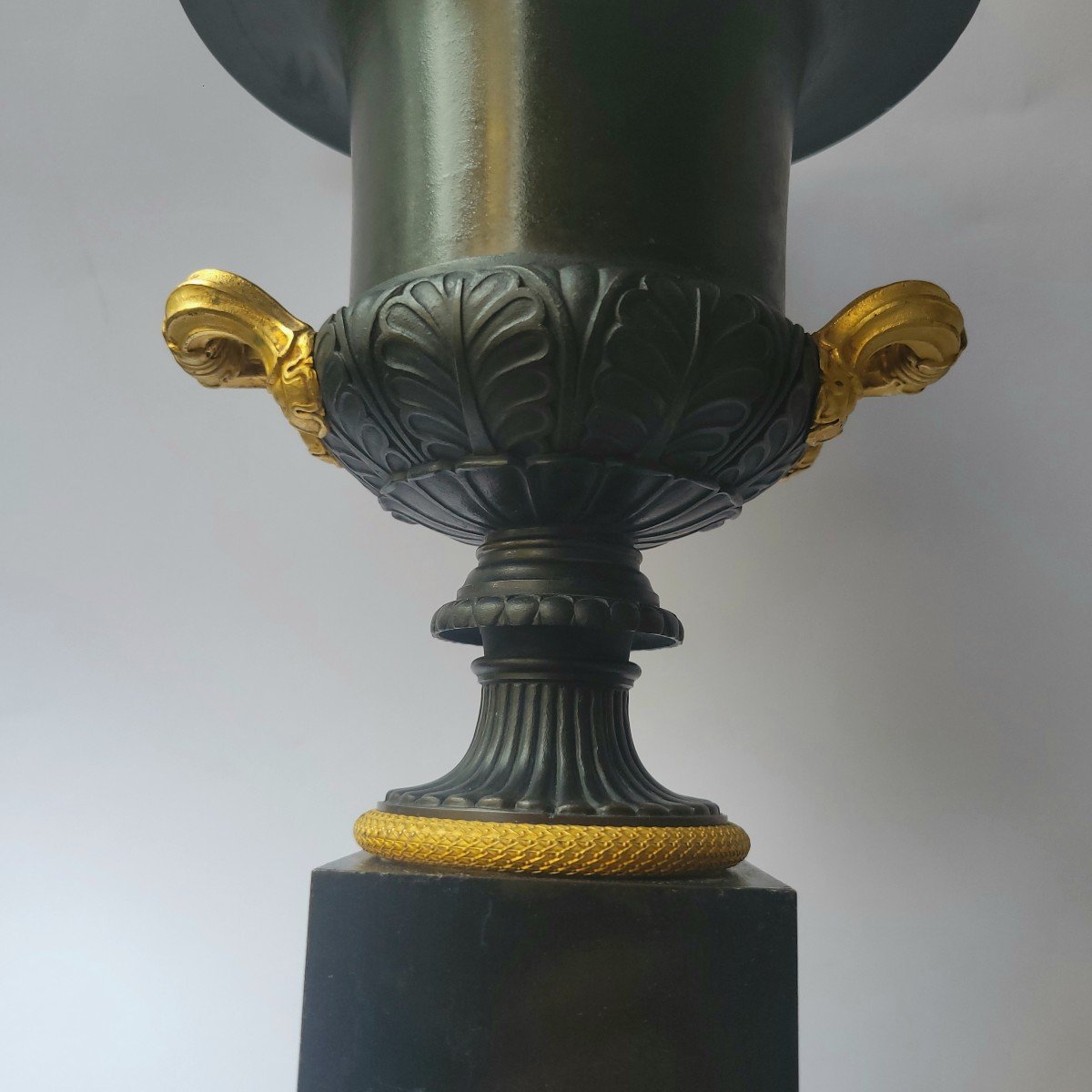 Pair Of Medicis Vases In Gilt Bronze With Green Patina Circa 1825-photo-1