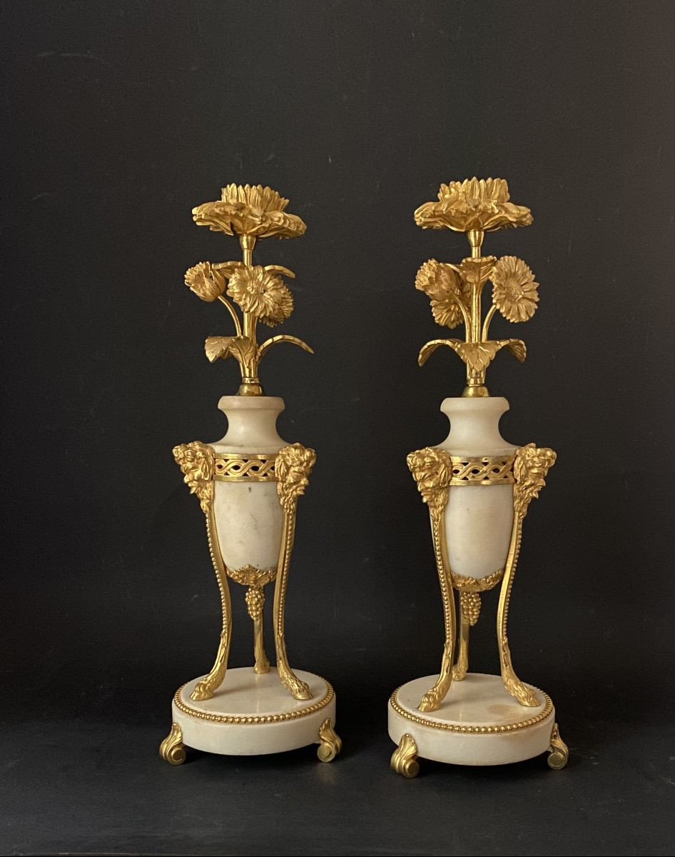 Paire de flambeaux tripode au tournesol en marbre  et bronze doré fin XVIII