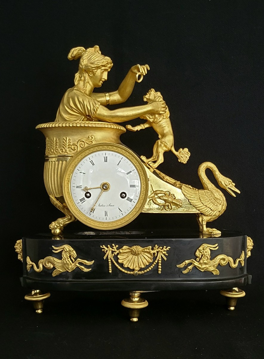 pendule en bronze doré "Vénus jouant avec son chien" dite char de vénus ",  époque empire 