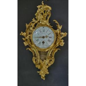 Cartel d'alcôve en bronze doré à sonnerie des quarts, époque Louis XV circa 1750