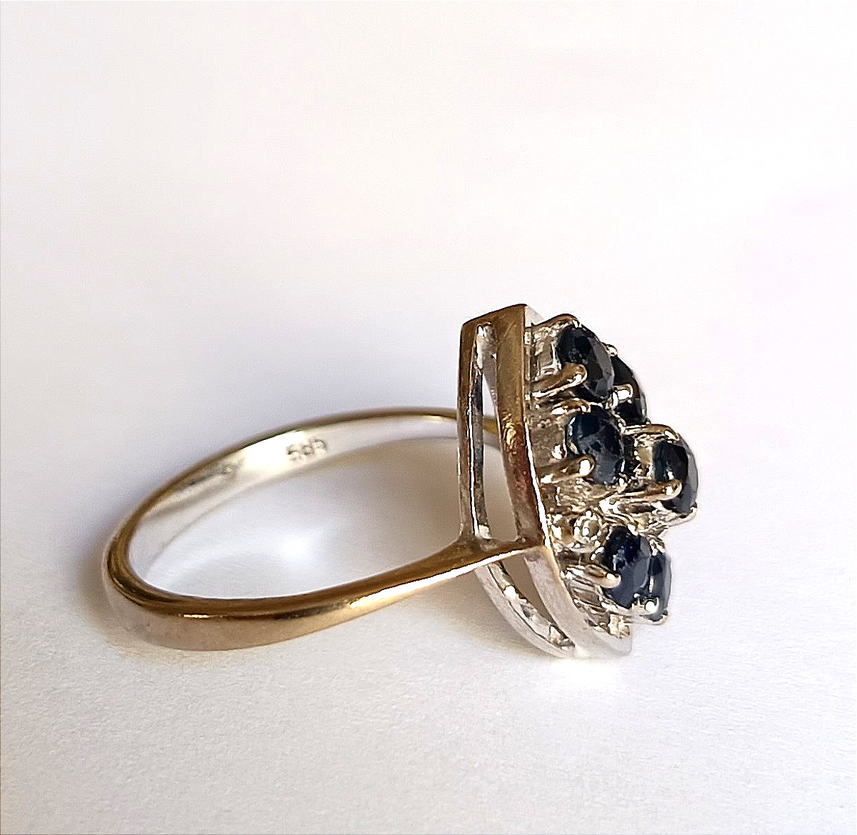Bague en or blanc sertie sept petits saphirs-photo-2
