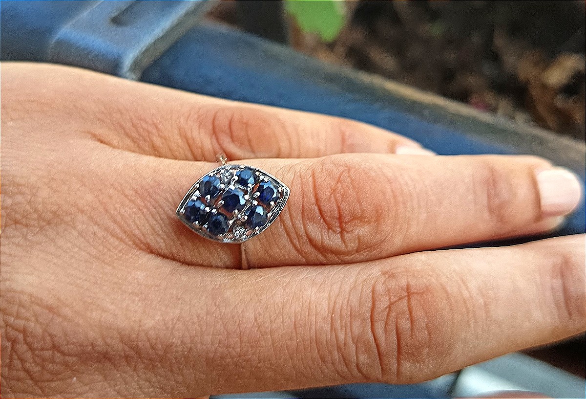Bague en or blanc sertie sept petits saphirs-photo-4