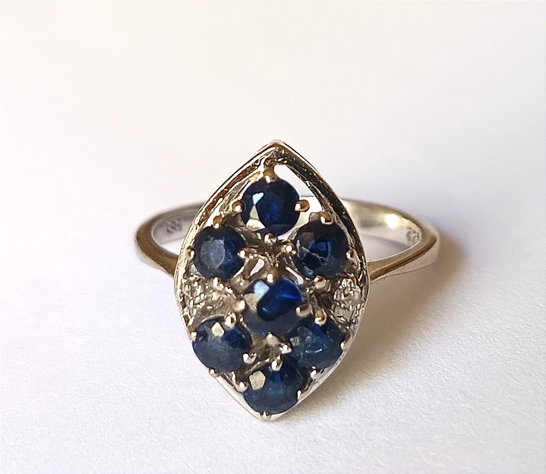 Bague en or blanc sertie sept petits saphirs