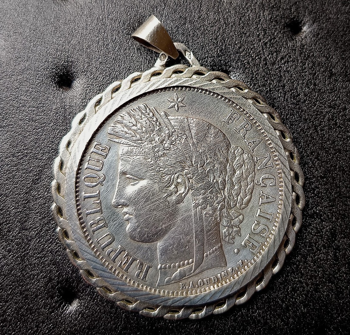 Pendentif serti d'une pièce de 5 francs en argent 1849