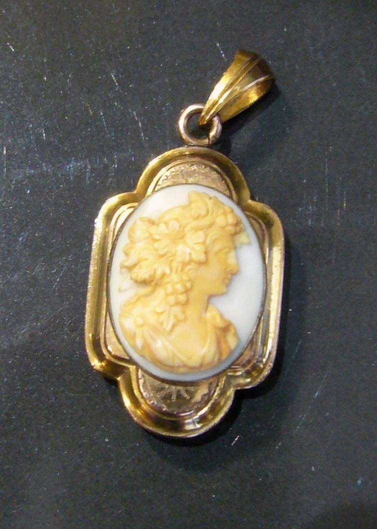 Photo Holder Pendant Decorated With A Cameo