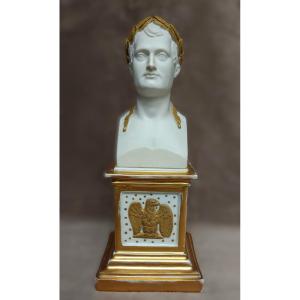 Buste de Napoléon en biscuit sur un socle en porcelaine