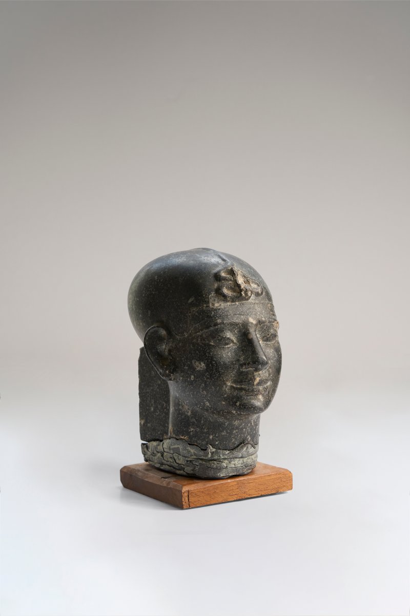Tête en basalte - travail de la fin du XIXᵉ siècle - dans le style des têtes d’Aménophis III-photo-2