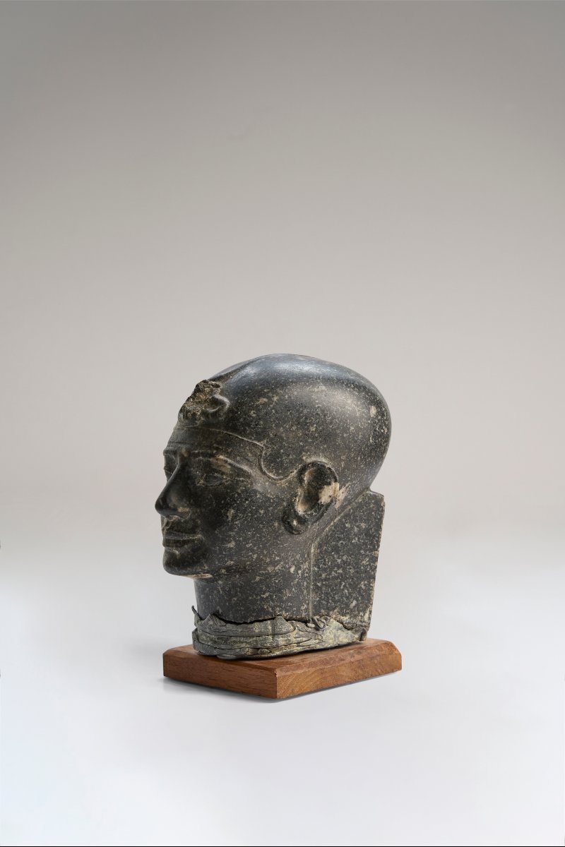 Tête en basalte - travail de la fin du XIXᵉ siècle - dans le style des têtes d’Aménophis III-photo-4