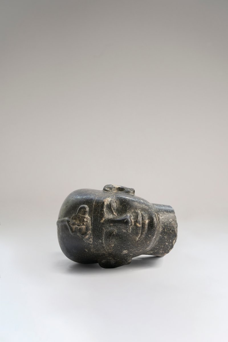 Tête en basalte - travail de la fin du XIXᵉ siècle - dans le style des têtes d’Aménophis III-photo-1