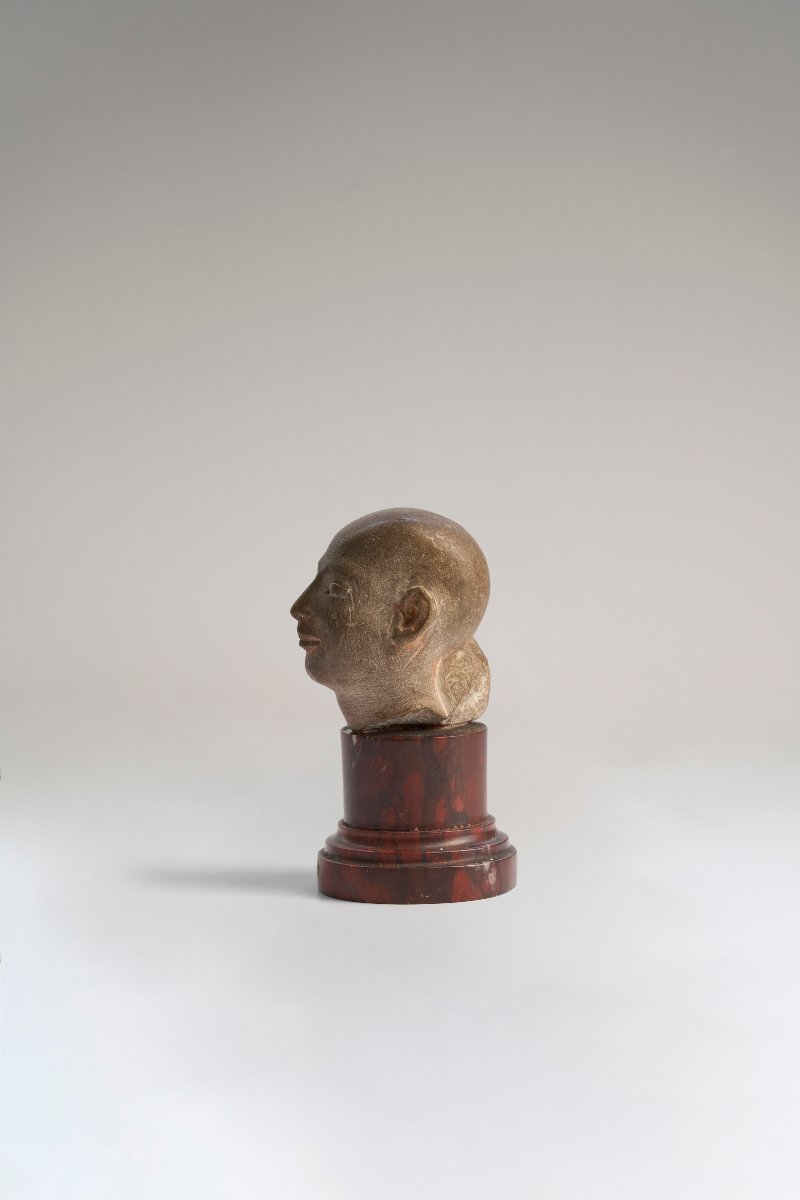 Tête de prêtre au crâne rasé-photo-2