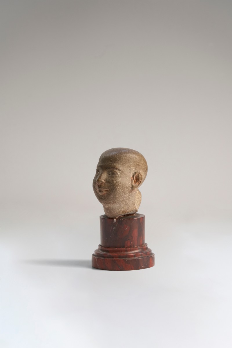 Tête de prêtre au crâne rasé