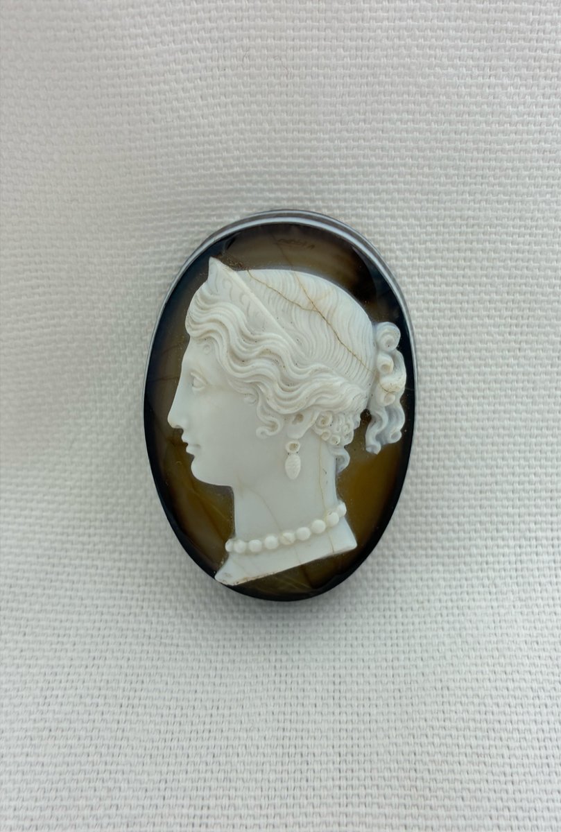 Camée sur agate, profil féminin à l'antique, XIXe siècle